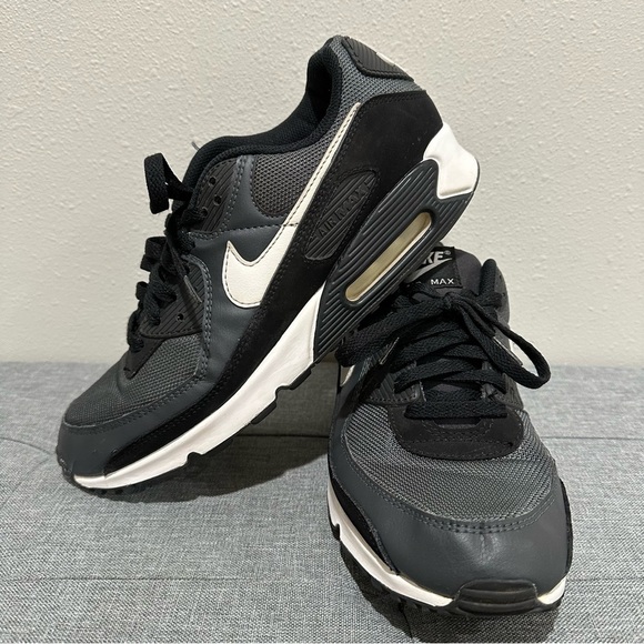 Nike Women’s Air Max Oketo Sneaker - Picture 3 of 12